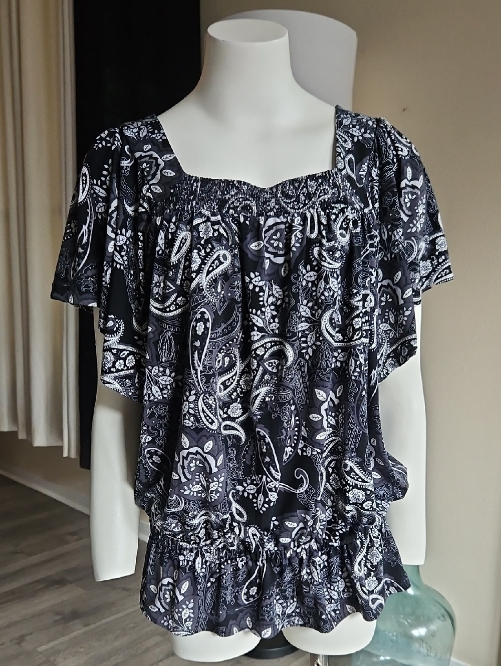 4/$20 APT 9 Paisly Smocked Flowy Sleeve Blouse Size L - Black